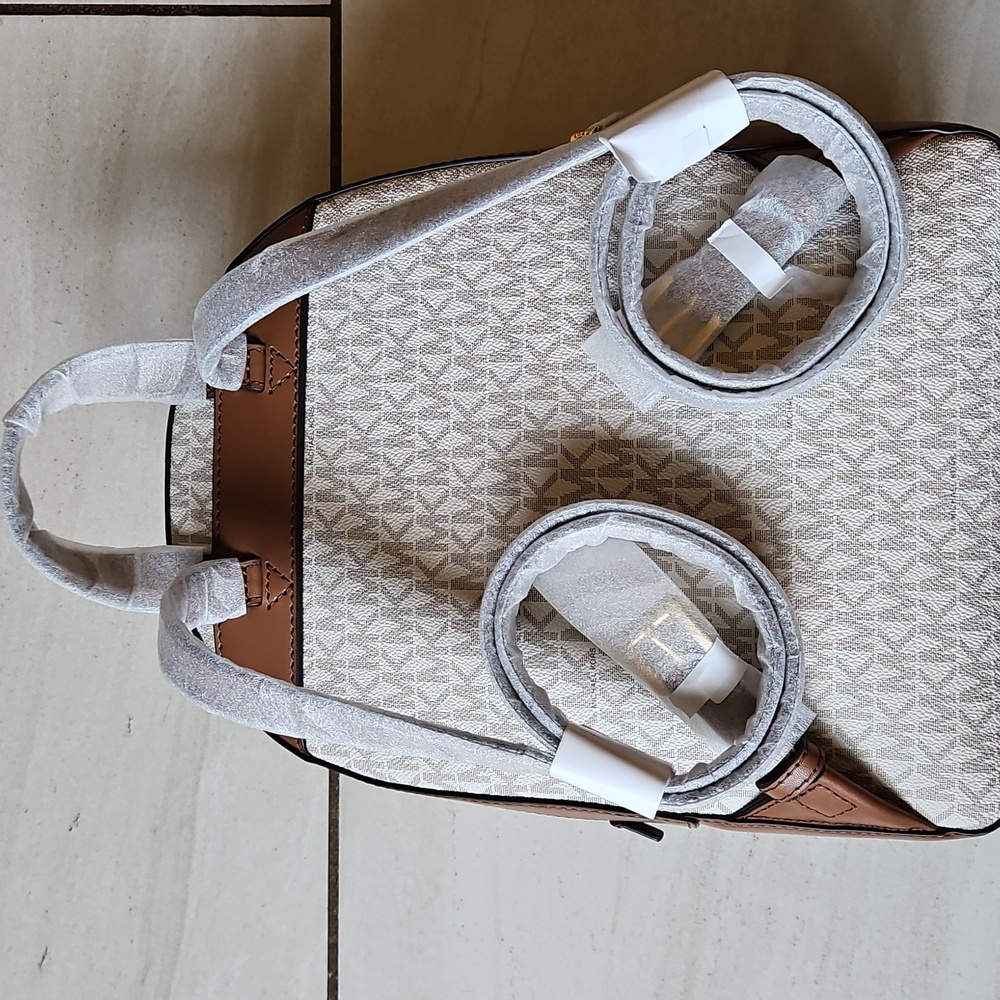 NWT $498 Michael Kors Jaycee Monogram Backpack Vanilla Tan Gold - Picture 3 of 10